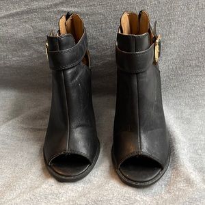 Black heeled boot style